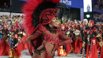 Rio Karnavalı geçit töreni renkli görüntülere sahne oldu