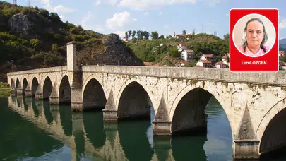 Çalkantılı bir nehrin kıyısında