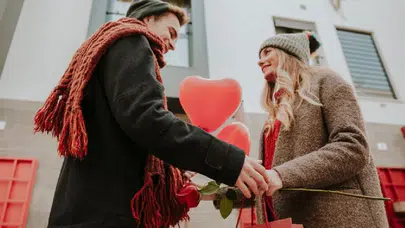 Araştırma ortaya koydu: Sevgililer Gününde hangi hediye daha fazla mutlu ediyor?