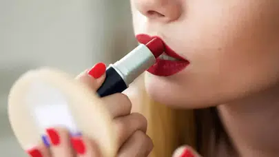 Ruj sürmek orucu bozar mı? Diyanet’e göre oruçluyken dudak boyası kullanılır mı?
