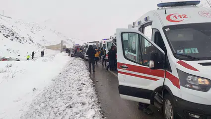 Erzincan'da yolcu otobüsü şarampole devrildi: Çok sayıda ambulans olay yerinde