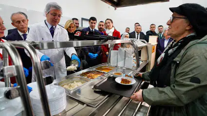 İmamoğlu, kayyım atanan Esenyurt Belediyesi karşısında Kent Lokantası açtı