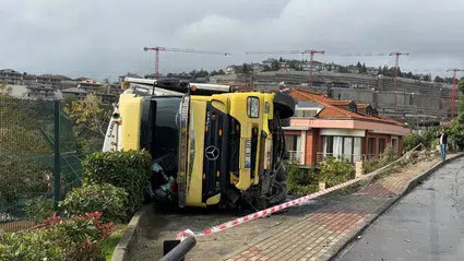 İstanbul Sarıyer'de TIR devrildi, facianın ucundan dönüldü!