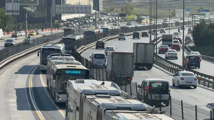 İstanbul’da iki metrobüs çarpıştı: 1 yaralı