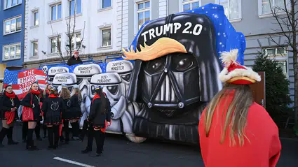 ABD'de ulusal muhafızlar geçerken Darth Vader marşı çalan bir vatandaş gözaltına alındı