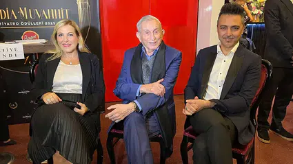 98 yaşındaki Haldun Dormen, “Hisseli Harikalar Kumpanyası” ile İzmir’i büyüledi