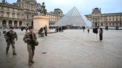 Louvre Müzesi soygundan 3 gün sonra kapılarını yeniden açtı