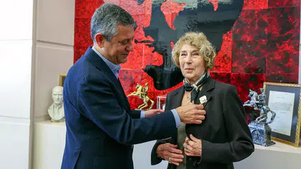 Ünlü yazar Ayşe Kulin CHP'ye katıldı