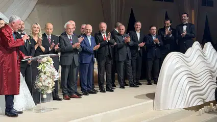 İstanbulspor Başkanı Ecmel Sarıalioğlu’nun oğlunun nikahı ünlüler geçidine döndü