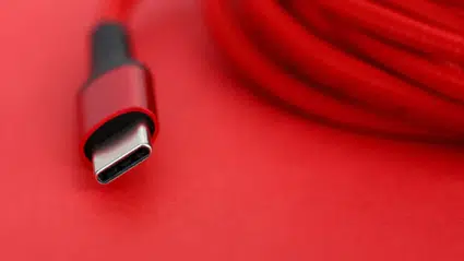 Tüketici tepkili: O marka şarj kablosunu da kutudan çıkardı!