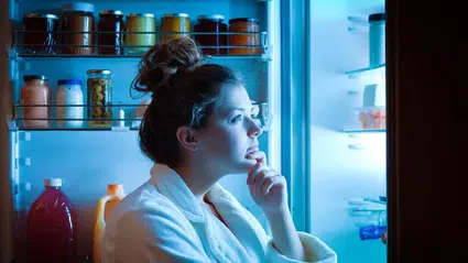 “Sadece küçük bir atıştırma” demeyin: 21.00 sonrası yemek yiyenler dikkat!