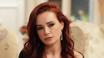 Dün kaza geçiren Özgü Namal bugün korseyle Brand Week İstanbul’da