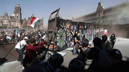 Meksika'da Z kuşağı, adalet ve hesap verebilirlik için hükümete karşı sokağa indi