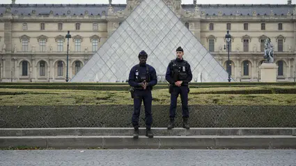 Louvre Müzesi'nde gerçekleştirilen soygunda bir gözaltı daha! 8 değerli mücevhere ise hala ulaşılamadı