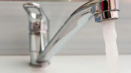 Kireç lekesini saniyeler içinde çözen doğal karışım: 2 malzeme yetiyor!