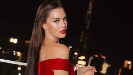 Fahriye Evcen’in Abu Dhabi gecesindeki “Bu benim kocam” anı sosyal medyada gündem oldu