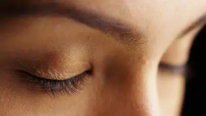 Göz kapağından 11 santimetrelik canlı solucan çıktı: Doktorlar şaşkın