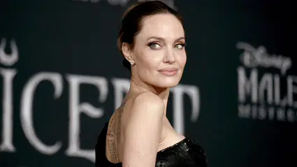 Angelina Jolie, ameliyattan kalan yara izlerini ilk defa Time'a gösterdi