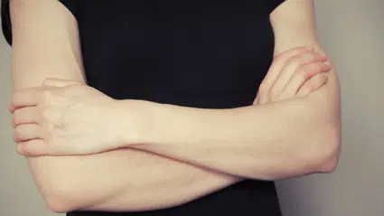 Kolları kavuşturmak sandığınız gibi değil: Uzmanlara göre bu hareketin altında çok daha fazlası var