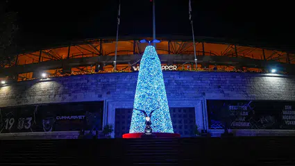 Beşiktaş'tan Tüpraş Stadyumu önünde anlamlı yılbaşı ağacı: "İyiliğe Kanat Aç"