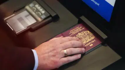 AB’nin yeni pasaport sistemi sınıfta kaldı: Havalimanlarında saatler süren kuyruklar