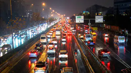 İstanbul, yeni haftaya yağmurla ve trafikle başladı