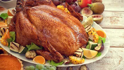 Yılbaşı sofralarının klasiği: Tam kıvamında fırında hindi tarifi