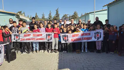 Beşiktaş gönüllülerinden Hatay’da depremzede öğrencilere forma desteği