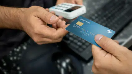 Kredi kartıyla alışveriş yapanlar fark etmiyor: Bütçeyi sessizce zorlayan alışkanlık