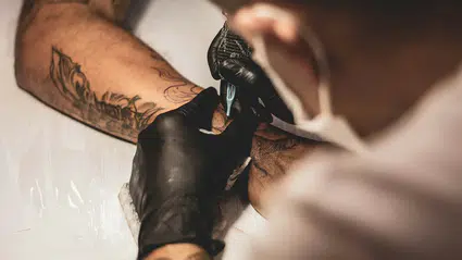 Vücudunuzdaki dövme cilt kanseri riskini artırıyor mu?
