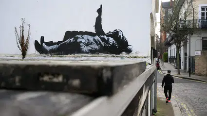 Banksy yeni eserini Londra sokaklarına resmetti: Noel'e mi, çocuklara mı gönderme yaptı?