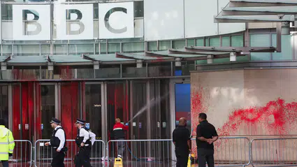 Filistin yanlıları, yayın politikasını beğenmedikleri BBC'nin binasını kırmızıya boyadılar
