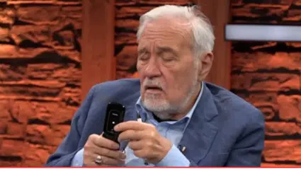 İlber Ortaylı'nın 'tuşlu telefonu' sosyal medyanın diline düştü