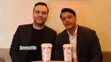 Mesut Özil boykot listesinde olan Espressolab'de kahve içti!