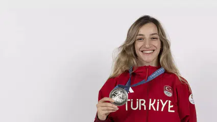 Buse Naz Çakıroğlu, Dünya Boks Şampiyonası'nda gümüş madalya kazandı