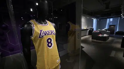 Kobe Bryant'ın ilk maçında giydiği forma rekor fiyata satıldı