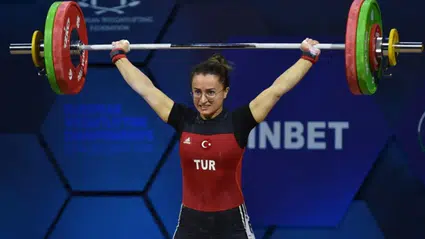 Milli halterci Aysel Özkan'dan altın ve gümüş madalya