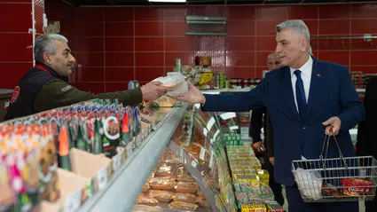 Ticaret Bakanı Bolat boykota karşı alışveriş yapmak isterken İsrail destekçisi ürün satın aldı
