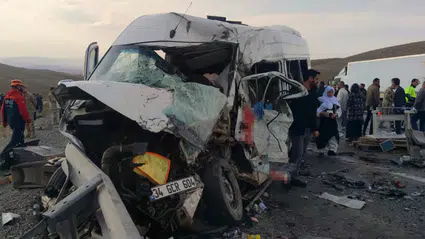 Van’ın Gürpınar ilçesinde feci kaza: Ölü ve yaralılar var