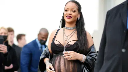 Rihanna yine mi hamile? Kameralara yakalanınca karnını gizledi!