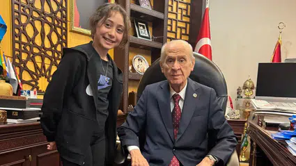 Bahçeli’ye ziyaret eden 12 yaşındaki Ahen Dora, Roblox yasağının kaldırılmasını talep etti