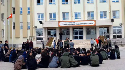 Liseli öğrencilerin tepkisi sonuç verdi: Öğretmen atamaları durduruldu