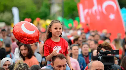CHP'nin 23 Nisan Raporu: "Çocuklara bayram hediye edilen tek ülkede çocuklar mutlu ve güvende değil"