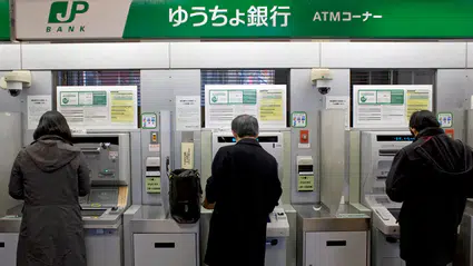 Japonya'da yaşlılara yönelik ilginç yasak: ATM'lerde telefonla konuşamayacaklar