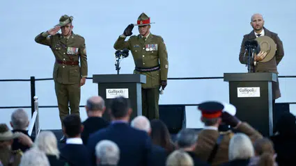 Avustralya ve Yeni Zelandalılar Şafak Ayini için Anzak Koyu'ndaydı