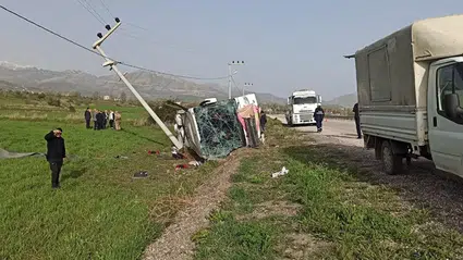 Van Gevaş'ta yolcu otobüsü devrildi: 28 kişi yaralandı