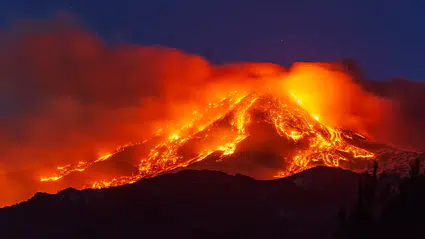 Etna Yanardağı kül ve lav püskürttü