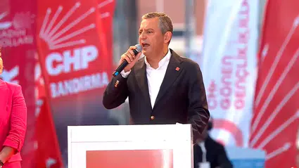 İzmir'de yüzbinler CHP mitinginde: "19 Mart Erdoğan'ın seçimi kaybettiğinin itirafıdır, rakibiyle baş etmeyince onu hapse atmıştır"