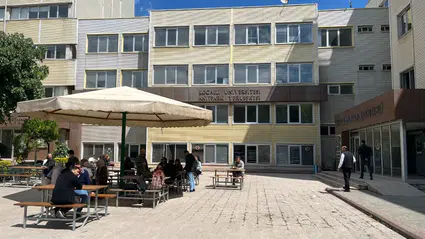 Kocaeli Üniversitesi Güzel Sanatlar Fakültesi binası çatlaklar sebebiyle boşaltıldı
