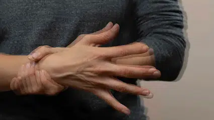 Sık ve zorlayıcı mastürbasyon ne kadar zararlı? Kemik erimesi, el titremesi, prostat…